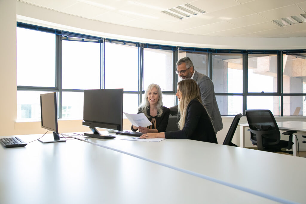 Personas interactuando en la empresa.